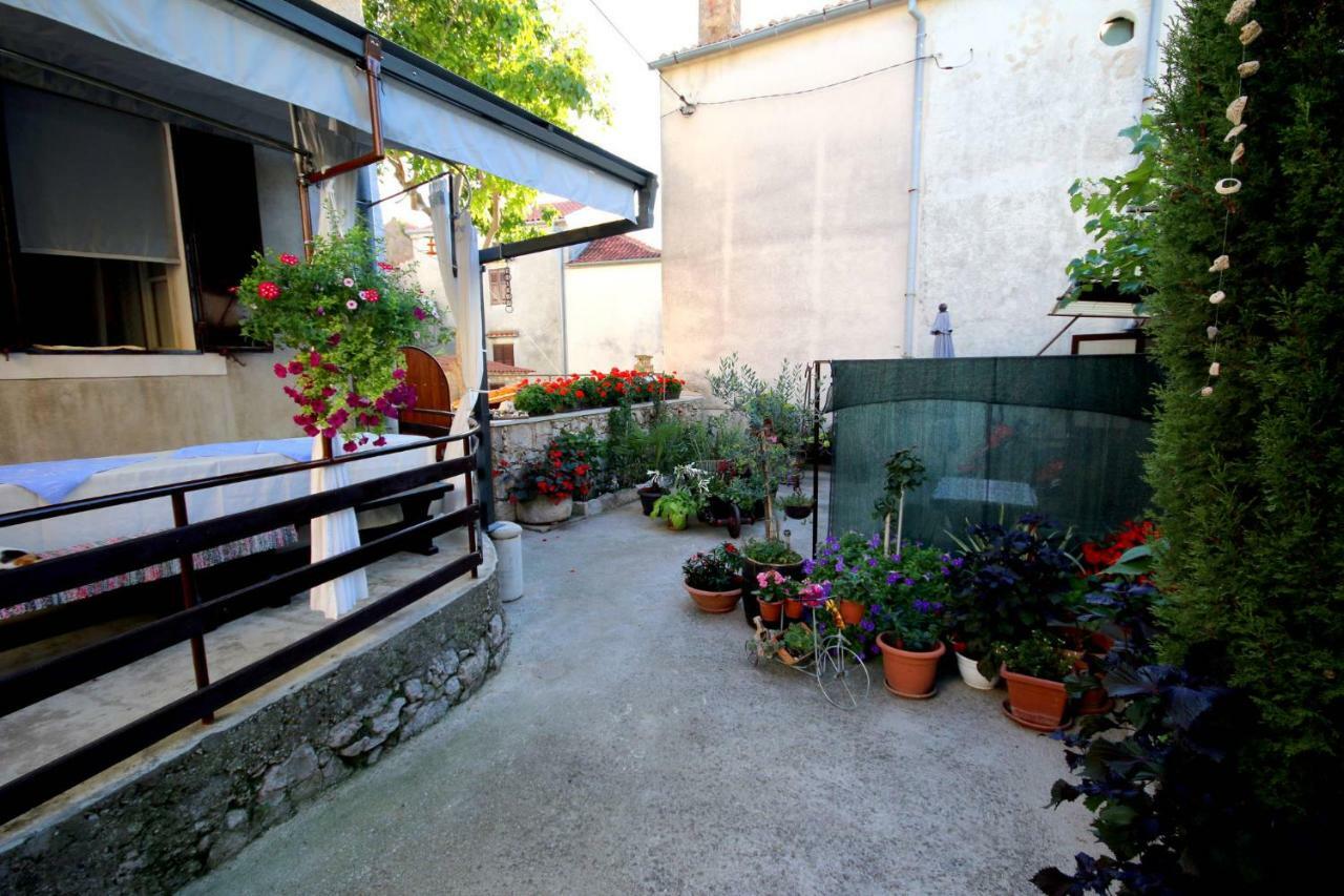 Apartment Lorna & Igor Zuvic Omisalj Exterior photo